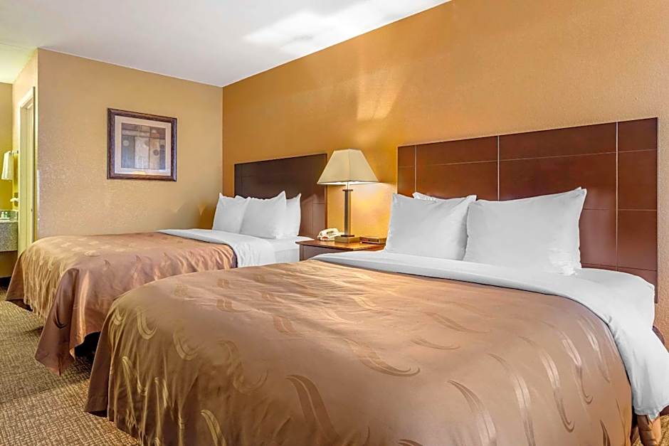 Quality Inn Russellville I-40