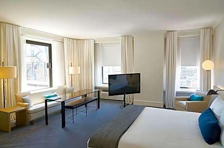 Deluxe King Room with Roll-In Shower - Disability Access