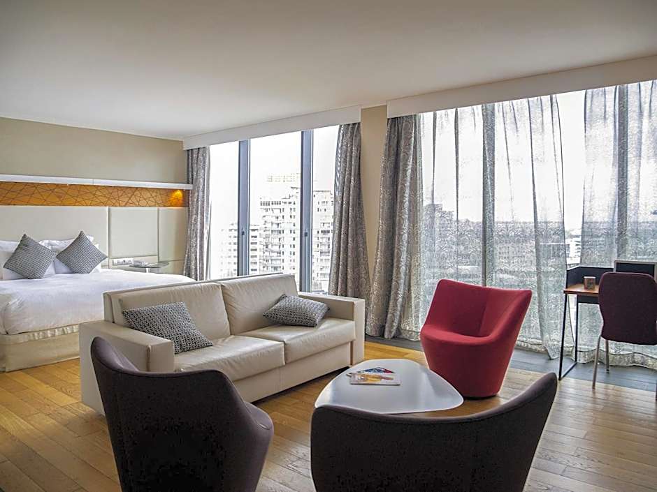 Foto 1 di 6 di Junior 1 King Bed Suite, City View