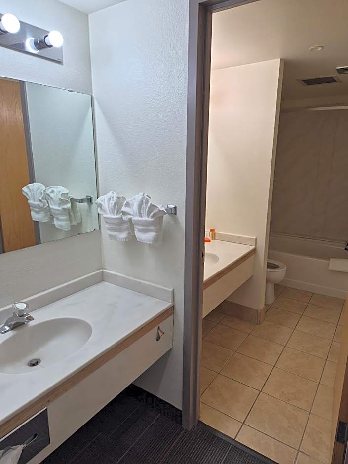 Alex Hotel and Suites