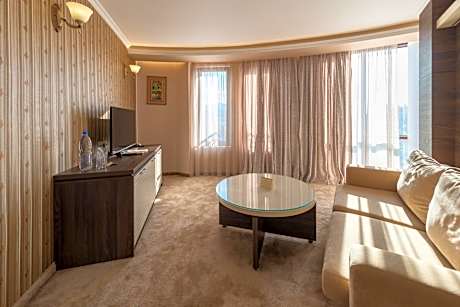 Suite with Balcony and Mountain View (3 adults + 1 child)