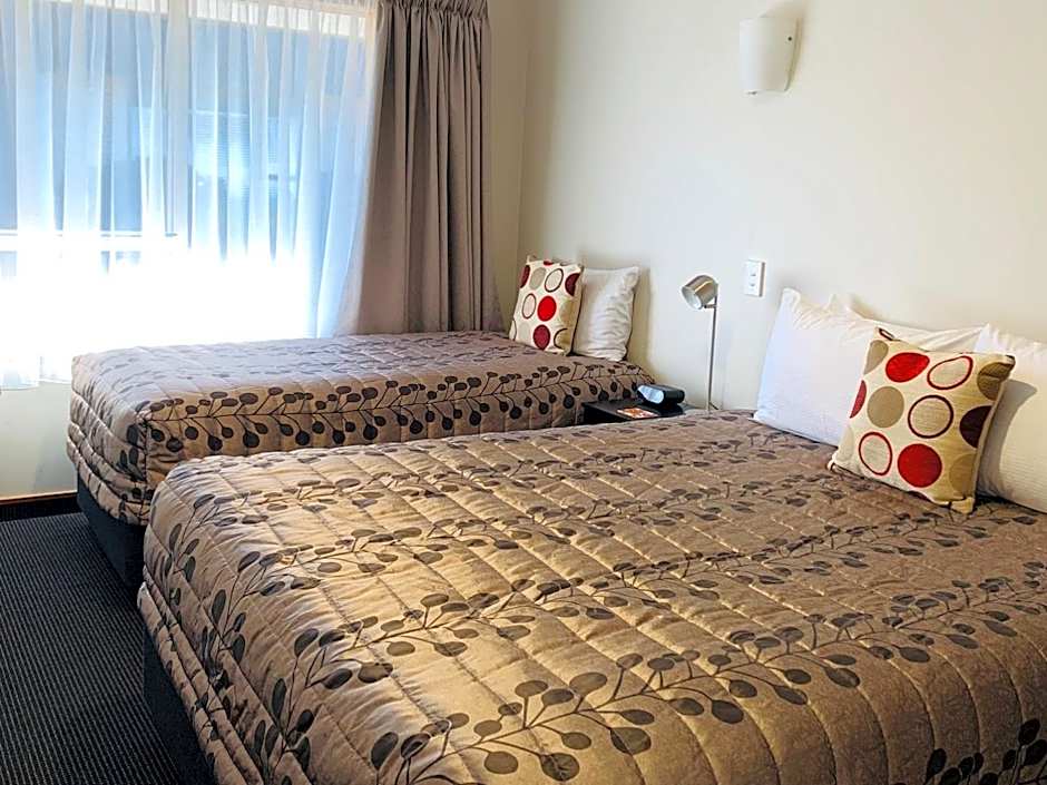 Admiral Court Motel & Apartments