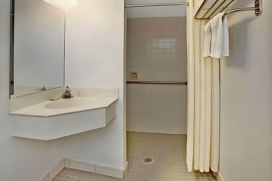 Days Inn & Suites by Wyndham Indianapolis Airport East