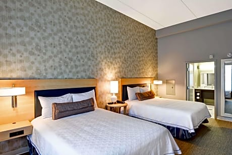 Studio Two Queen Beds