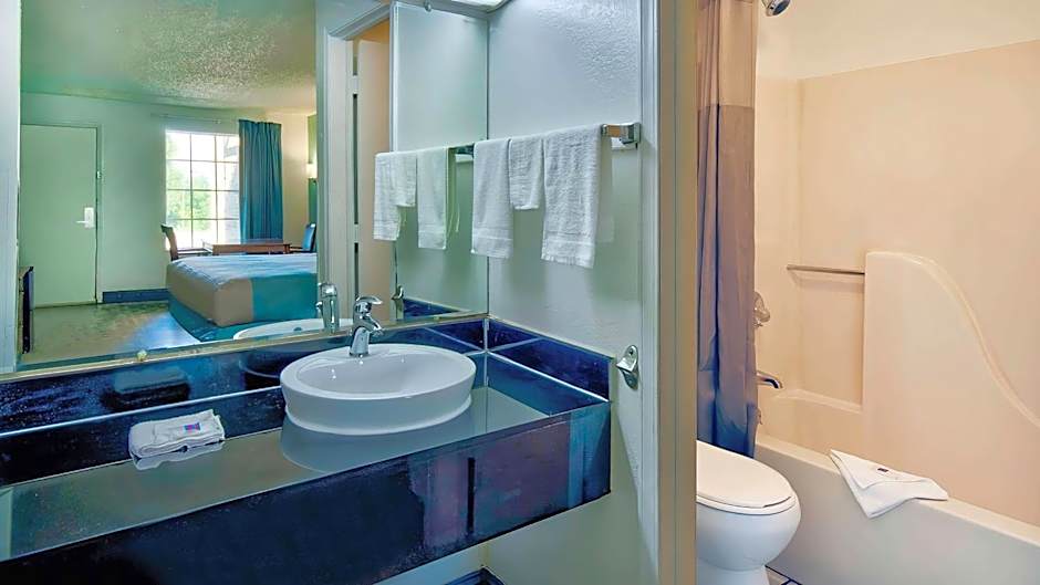 Motel 6-Grand Rivers, KY