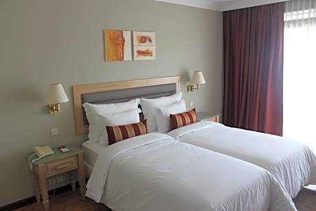 Family Room (2 Adults + 1 Child)