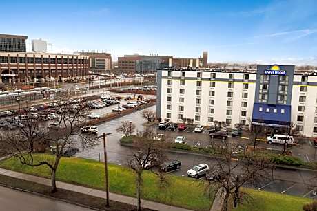 Days Hotel by Wyndham University Ave SE