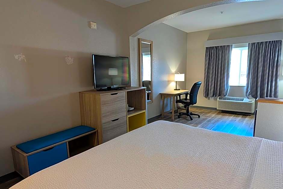 Days Inn & Suites by Wyndham Castle Rock