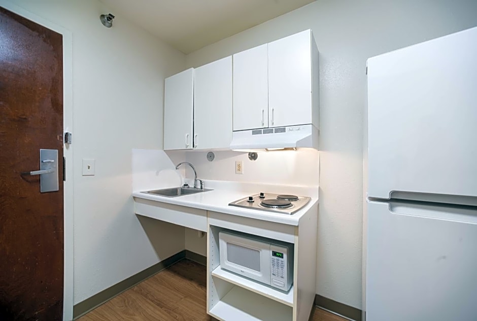 HomeTowne Studios by Red Roof St. Louis - Airport/N Lindbergh