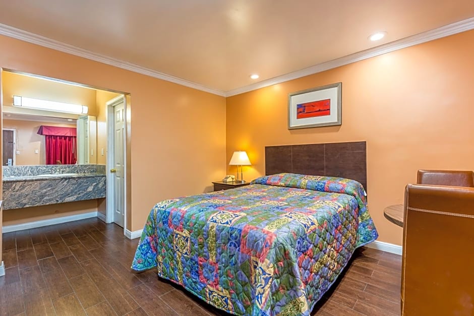 Colonial Pool & Spa Motel