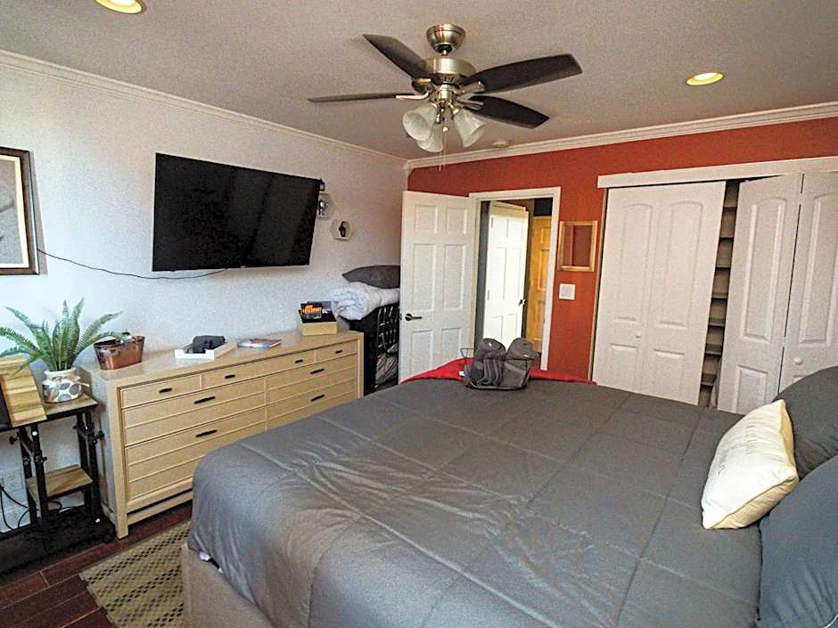 Perfect DTWN 2 Bed Condo with Cali King Bed and Gym