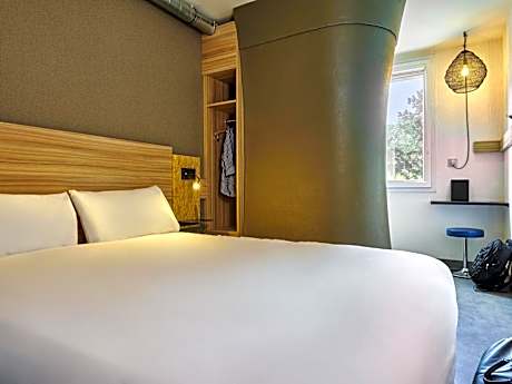 Pop Room with a double bed