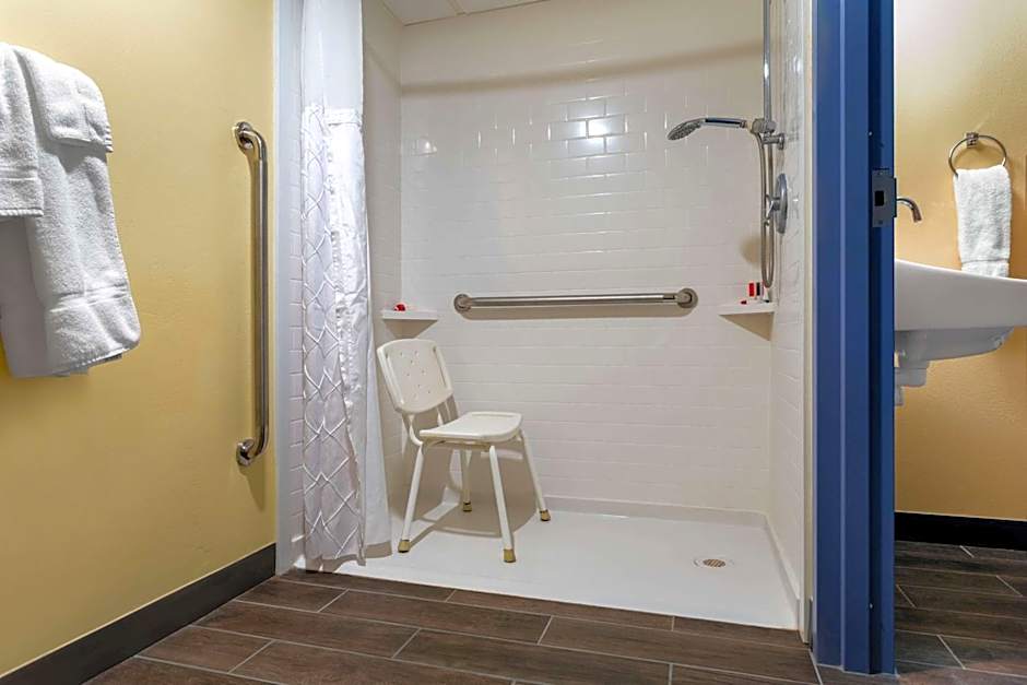 Photo 1 of 1 of 1 King Bed, Mobility Accessible, Roll in Shower, 1st Floor
