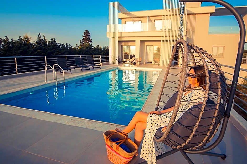 IO Luxury Pool & Hot Tub Suites