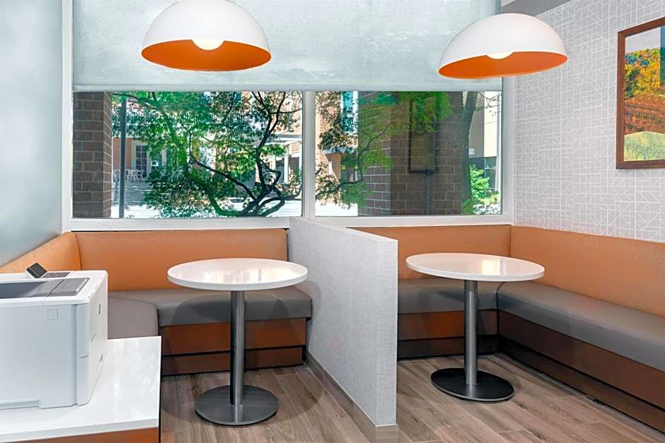 Hampton Inn By Hilton & Suites Charlottesville-At The University