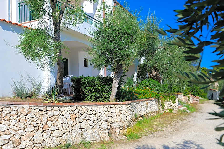 Baia Degli Aranci Suite & Apartments