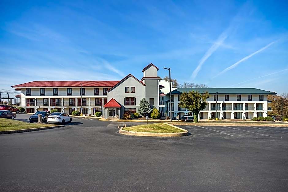 HomeTowne Studios by Red Roof Lancaster