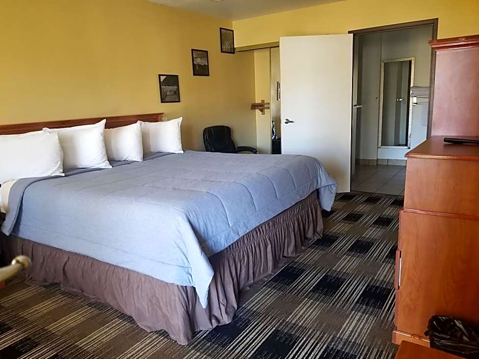 Oakridge Inn & Suites