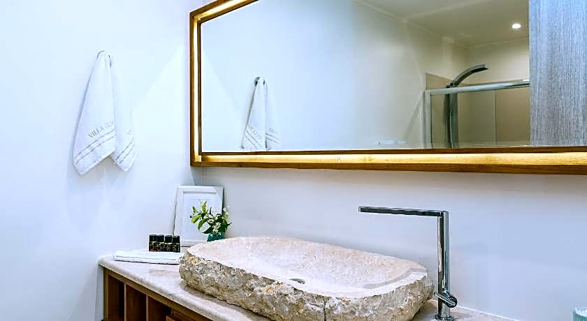 Elias Seafront Luxury Villa