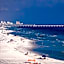 COUPLES GETAWAY, HONEYMOON SWEET, Perfectly Cozy Beach Front Condo with kitchen, pool, free parking,CHECK-IN AT DOOR