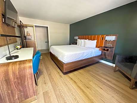 King Room with Bath Tub - Mobility Access