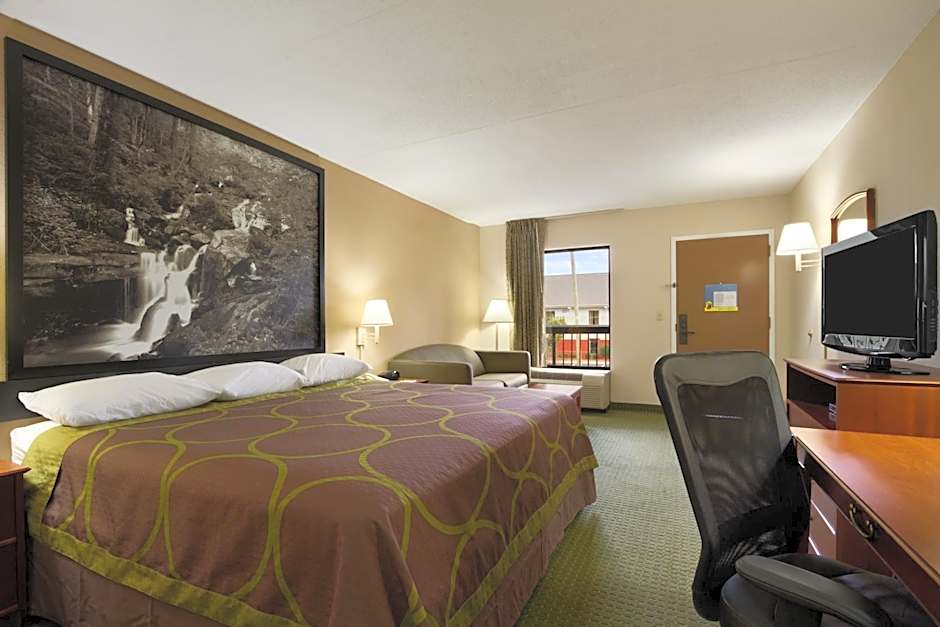 Super 8 by Wyndham Calhoun