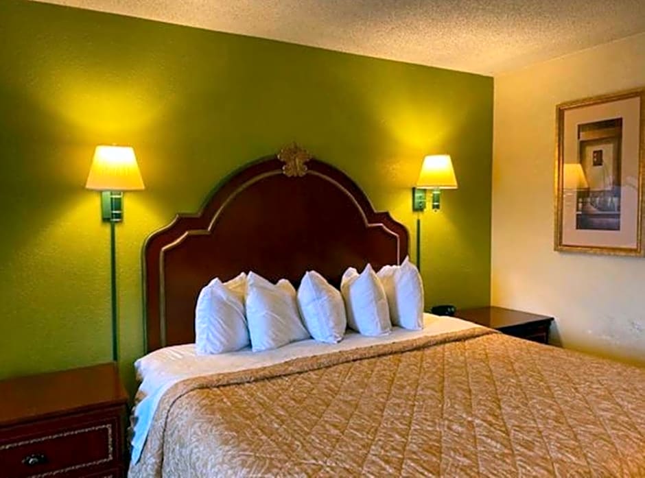Travelodge by Wyndham Sellersburg