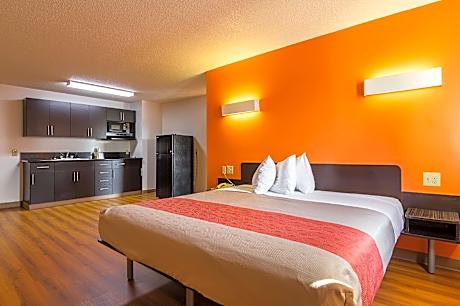 1 Queen Bed | Smoking, Kitchen