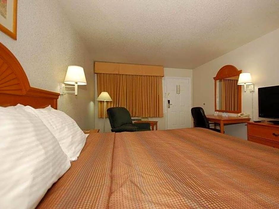 Super 8 by Wyndham Cleburne