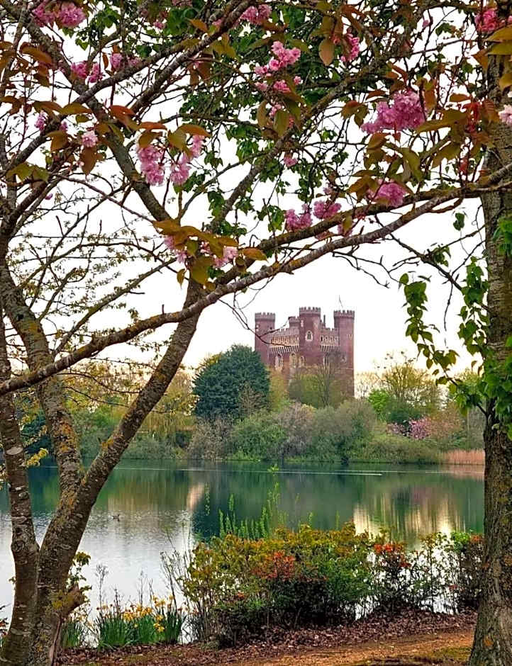 Lakeside Dorchester Lodge - Hot Tub with Fishing Peg
