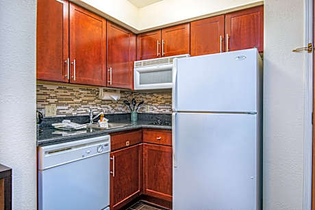 1 Queen Bed Studio Suite