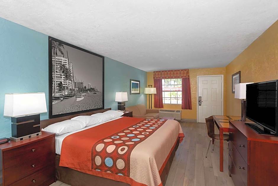 Super 8 by Wyndham Bradenton Sarasota Area