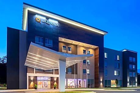 La Quinta Inn & Suites by Wyndham Greensboro Arpt High Point
