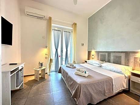 Deluxe Double Room with Balcony and Sea View