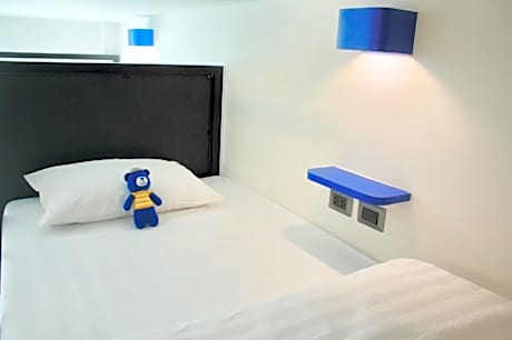 Bed in 6-Bed Mixed Dormitory Room with Shared Bathroom