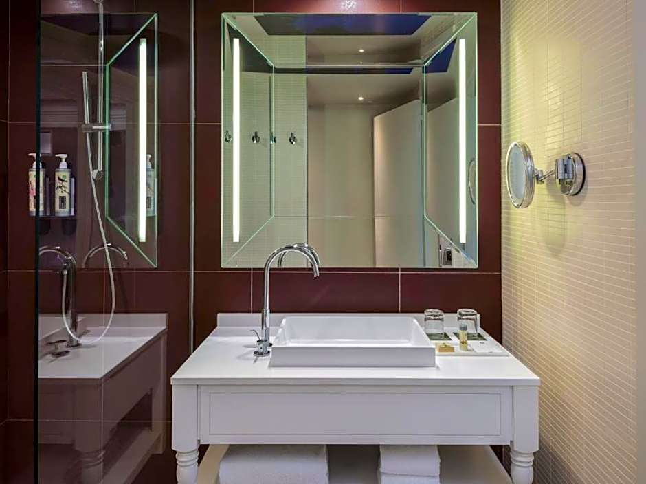 Renaissance Paris Hippodrome de St. Cloud Hotel