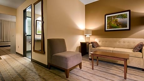 Suite-2 Queen Beds, Nonsmoking, Separate Bedroom, Garden View