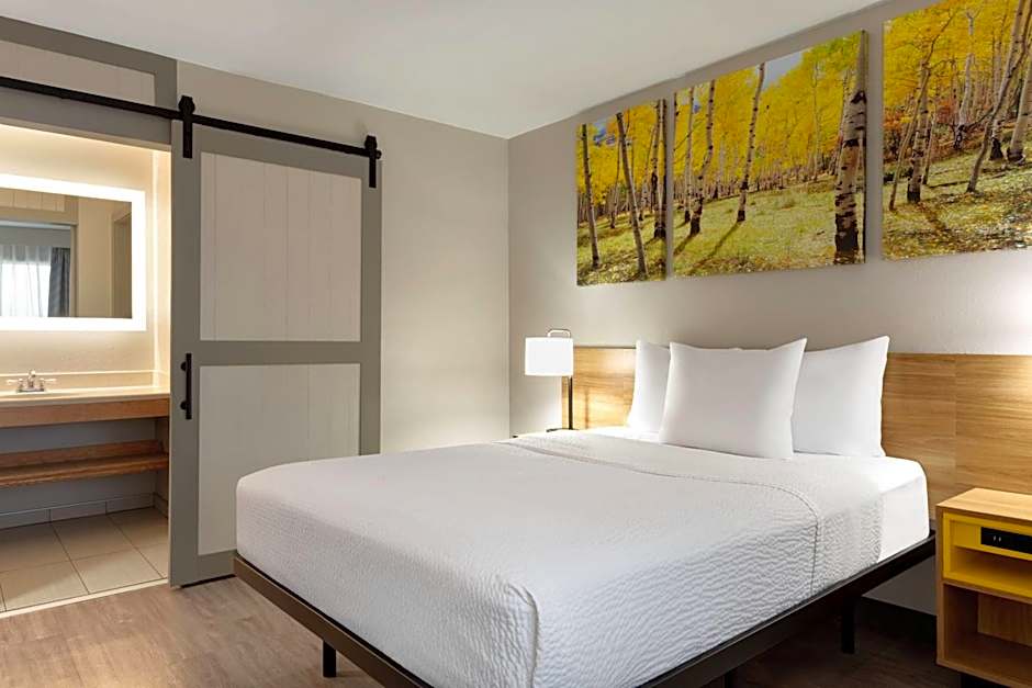 Photo 1 of 4 of 1 Queen Bed