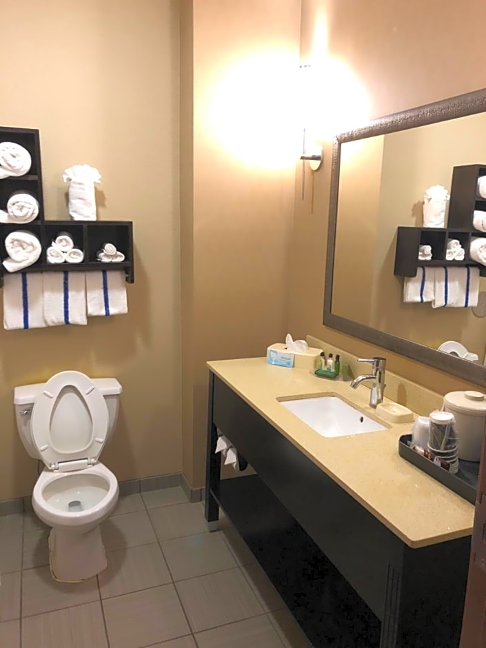 Countryview Inn & Suites