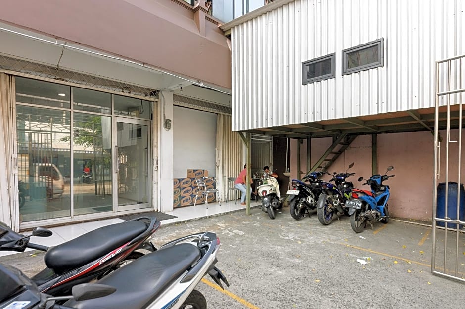 RedDoorz near Seasons City Mall