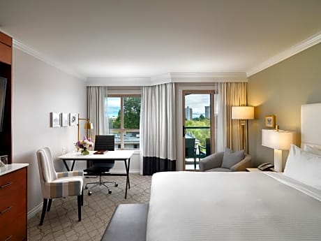 Signature City View Room: King Bed