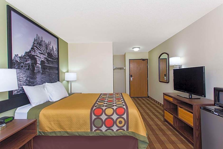 Super 8 by Wyndham Eau Claire I-94
