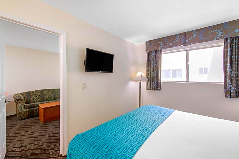 Howard Johnson Suites by Wyndham San Diego Chula Vista/BayFt