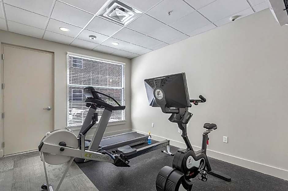 Spacious 4BR Luxury Condo Steps to French Quarter