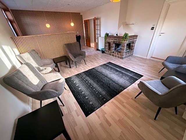 Folsted - Værelse 104 med eget badeværelse og fri parkering