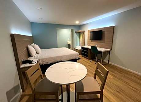 1 King Bed Mobility Accessible Room Tub w/Grab Bars Non-Smoking