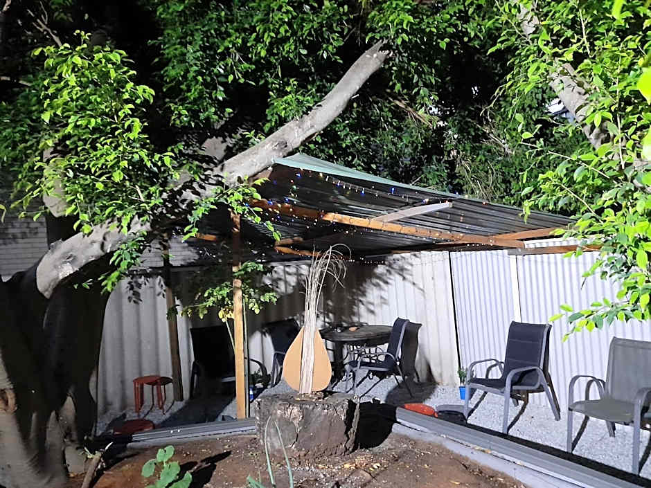 Ozi Inn Backpackers - Perth -Valid International Passport Required