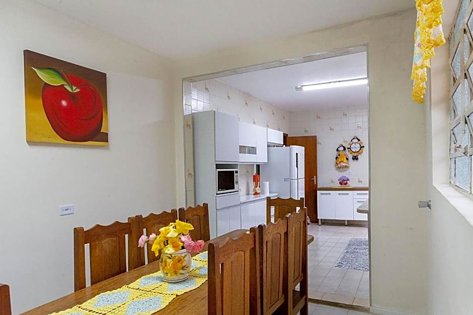 Piscina, jardim, área gourmet e vista arborizada