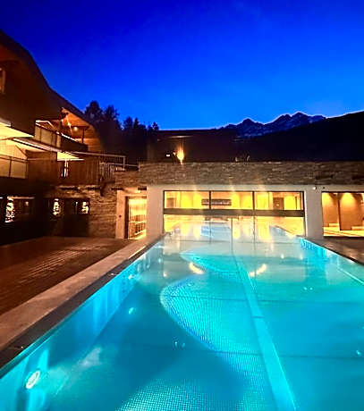 Aparthotel Familiaris - Family Apartments - Pools & Spa in Dolomites