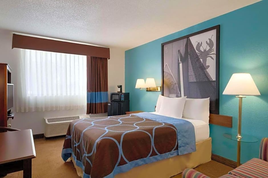 Super 8 by Wyndham Portland/Westbrook Area